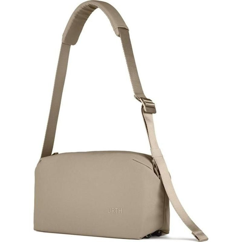 Packshot du sac photo URTH DOLOMITE 8L CAMERA SLING BEIGE, vu de face, couleur beige.