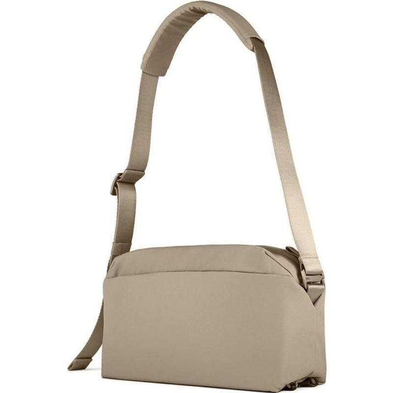 URTH DOLOMITE 8L CAMERA SLING BEIGE