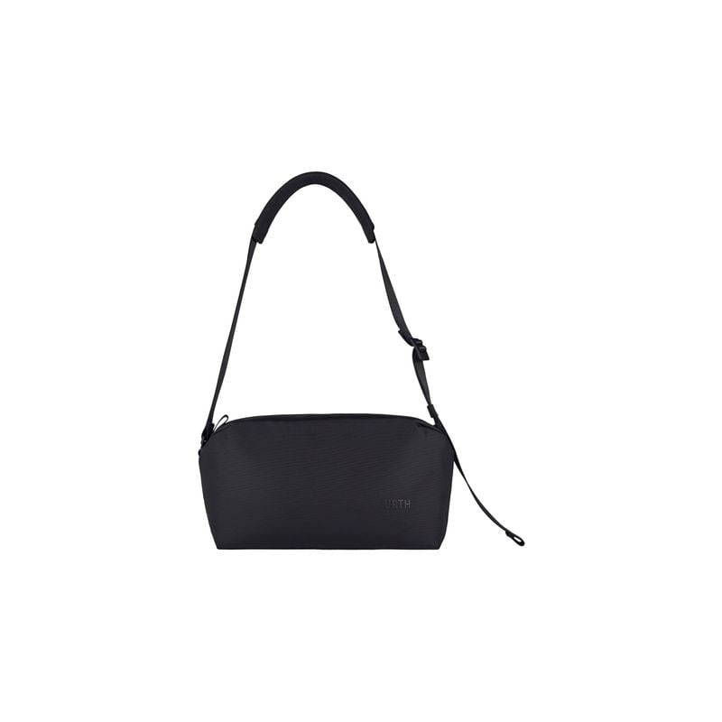 Vue de face de la sacoche photo Urth Dolomite 8L Camera Sling noire, sangle d'épaule rembourrée et r