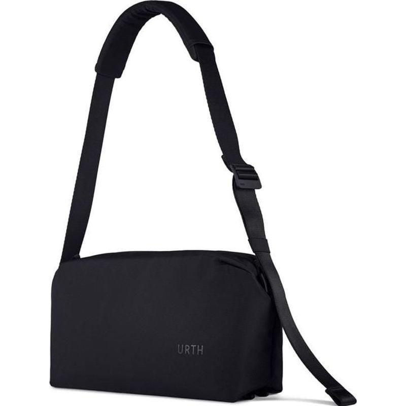 Vue de trois quarts de la sacoche Urth Dolomite 8L Camera Sling noire montrant la sangle rembourrée 