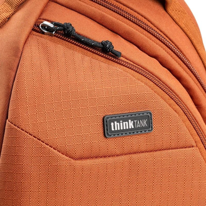 Détail du sac sling THINK TANK TURNSTYLE 11L URBAN RUST : sangle rembourrée et accès rapide.