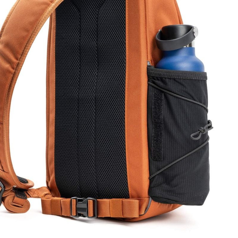 Détail du sac sling THINK TANK TURNSTYLE 11L URBAN RUST : fermetures YKK et matériaux recyclés.