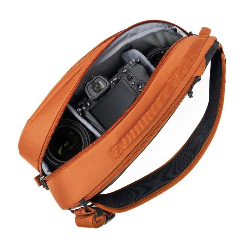 Détail du sac sling THINK TANK TURNSTYLE 11L URBAN RUST avec sangle rembourrée et compartiments.