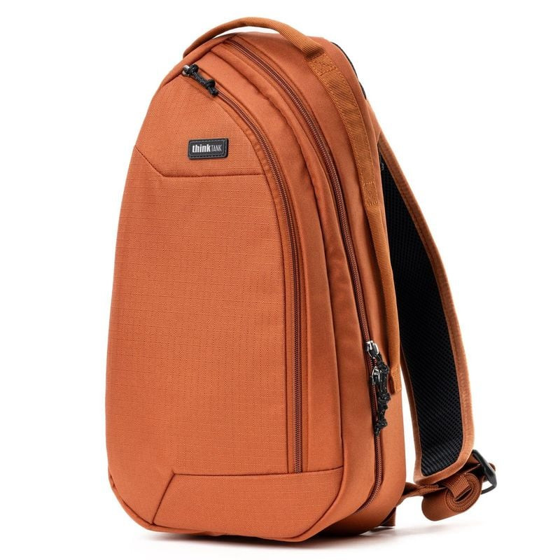 Packshot du sac sling THINK TANK TURNSTYLE 11L URBAN RUST, vu de face