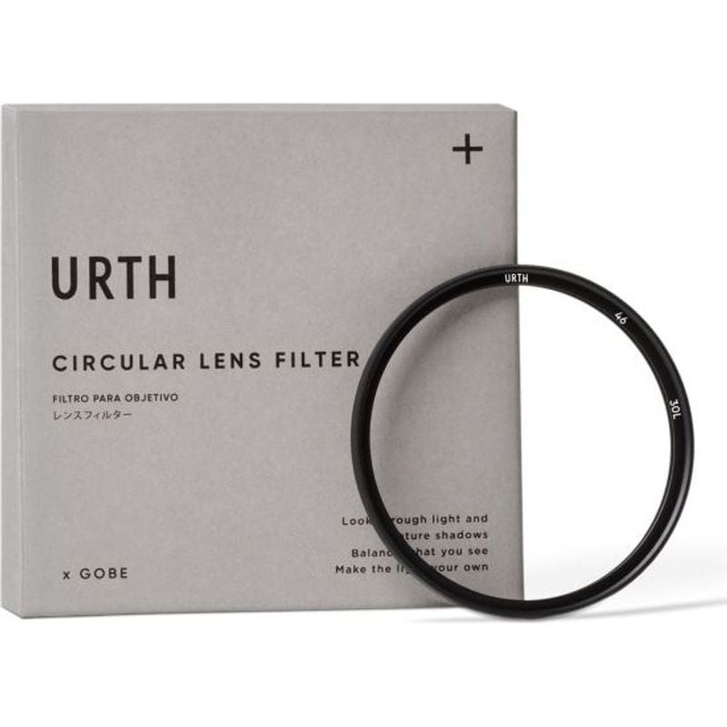 Filtre UV Urth Plus 46 mm appuyé contre sa boîte grise Urth de filtre circulaire.