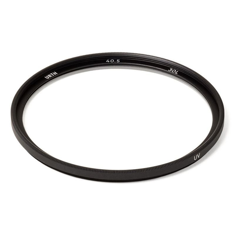 Filtre UV Urth Plus 40,5 mm photographié de dessus, montrant sa bague noire ultra-fine, son bord mol