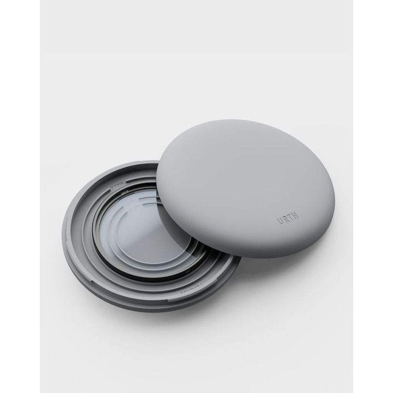Filtre UV URTH UV FILTER PLUS 105MM monté sur un objectif, protégeant la lentille frontale.