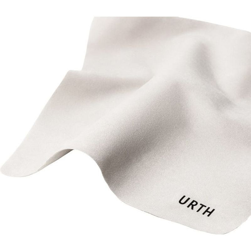 Chiffon microfibre Urth blanc doux légèrement plié, avec logo URTH noir