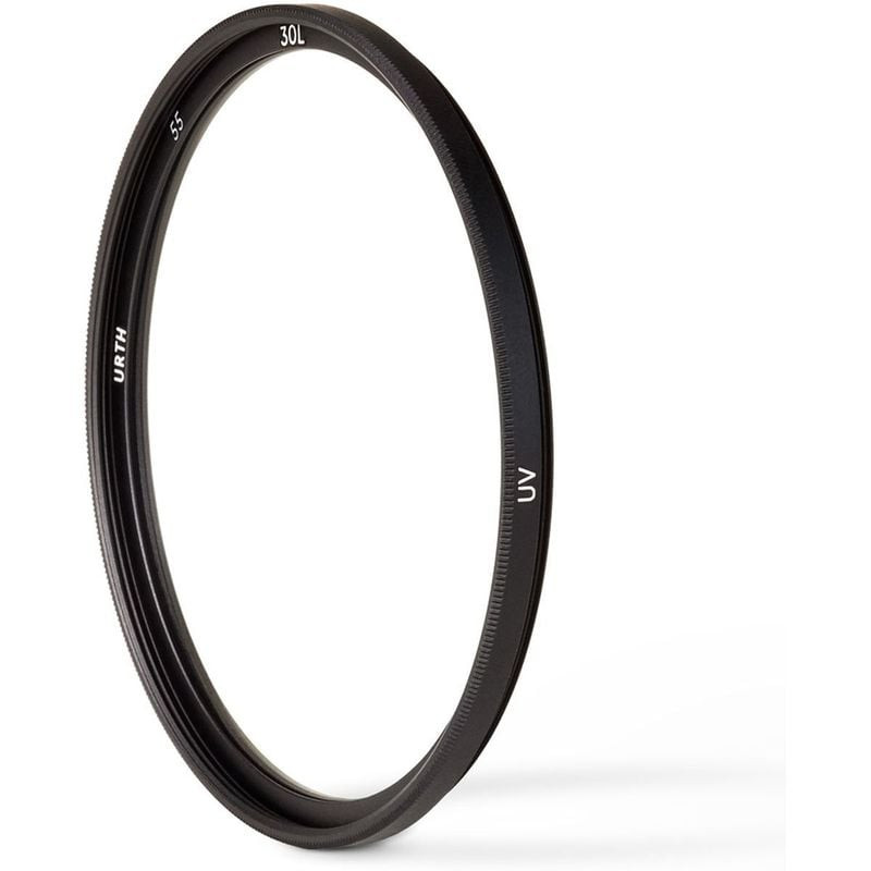 Vue inclinée du filtre Urth UV Plus+ 55 mm montrant sa monture fine en magnalium noir et son bord mo