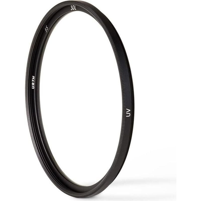 Vue de profil inclinée du filtre UV Urth Plus+ 55 mm, montrant sa monture noire fine et ses inscript