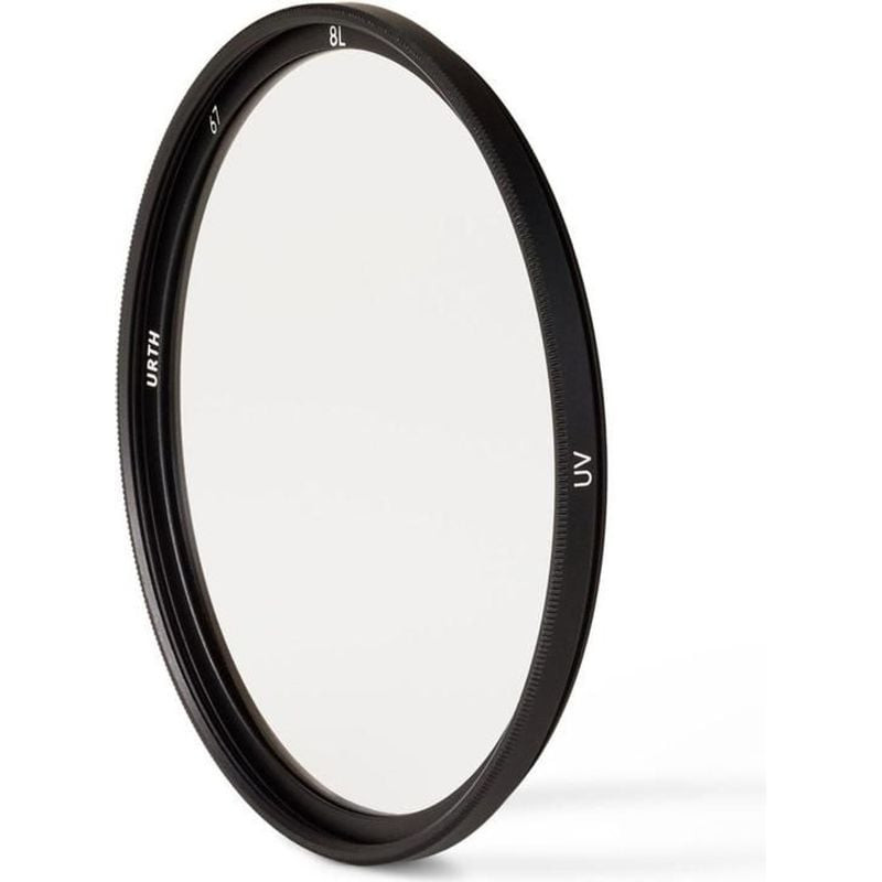 Filtre UV Urth 67 mm vu de biais, monture noire moletée avec inscriptions URTH, UV, 67 et 8L