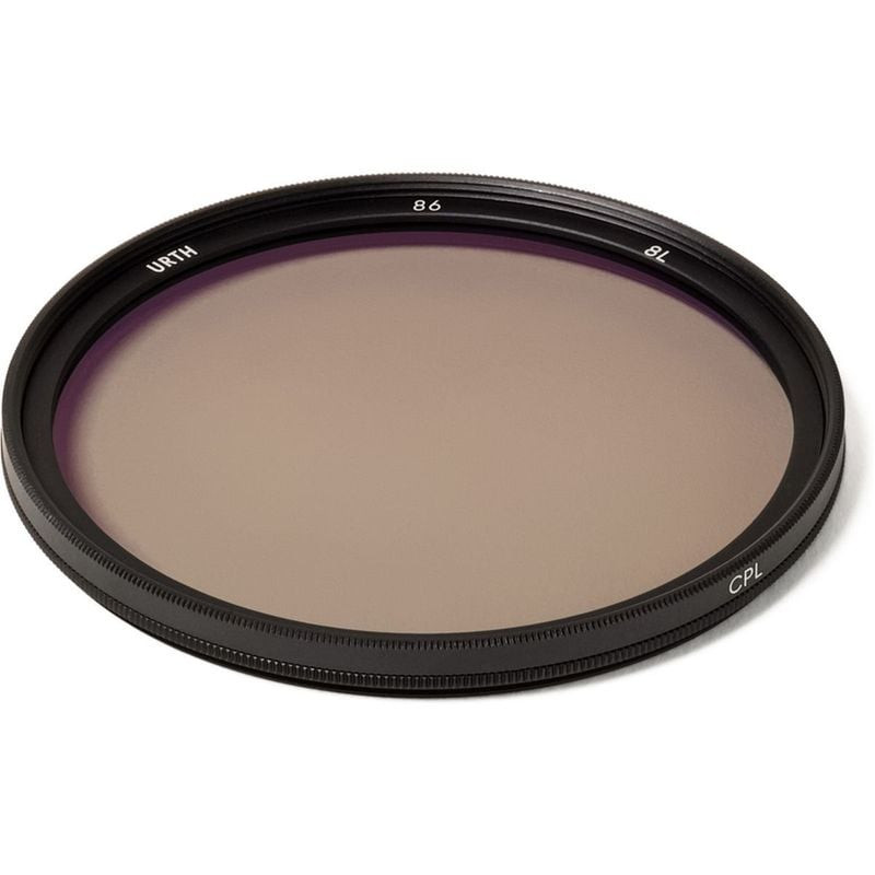 Filtre CPL Urth 86 mm vu de biais, monture fine noire moletée et verre AGC japonais