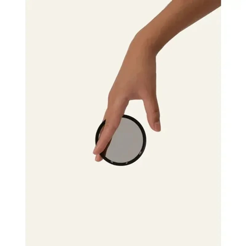 Photographe utilisant le filtre URTH PLC FILTER PLUS 105MM pour capturer un paysage
