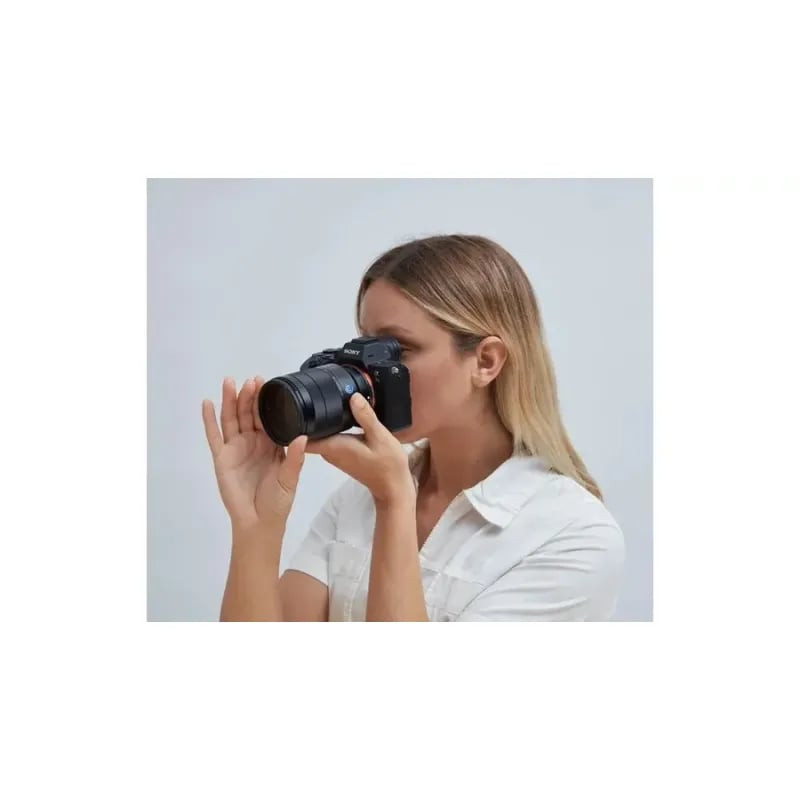 Photographe utilisant le filtre URTH PLC FILTER PLUS 52MM en extérieur pour capturer un paysage sans