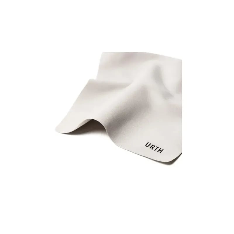 Chiffon microfibre Urth gris doux, plié, portant le logo Urth, inclus avec le filtre