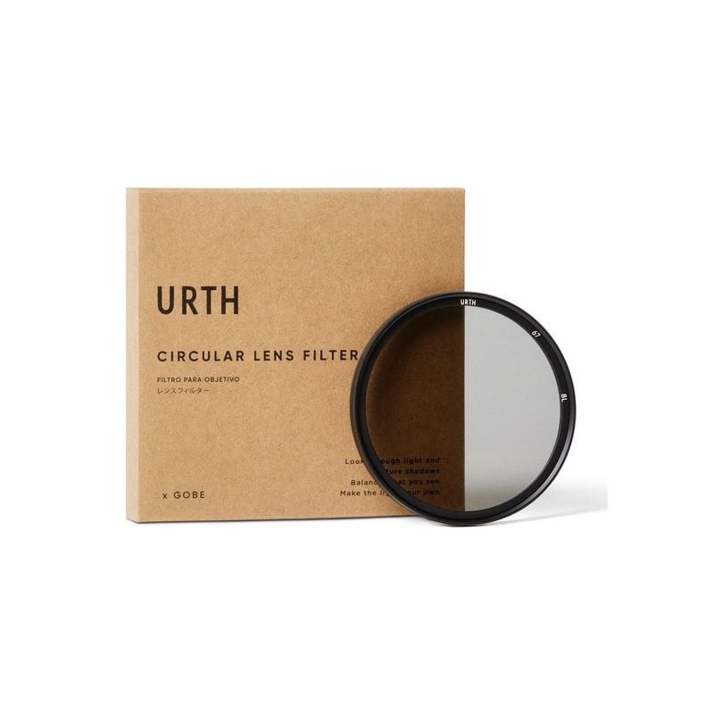 Filtre polarisant circulaire (CPL) Urth 67 mm avec son emballage de vente sur fond blanc.