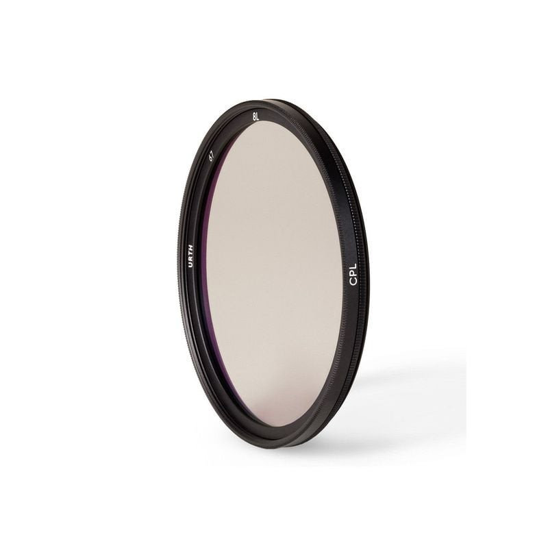 Vue inclinée du filtre polarisant circulaire (CPL) Urth 67 mm sur fond blanc, mettant en valeur sa c