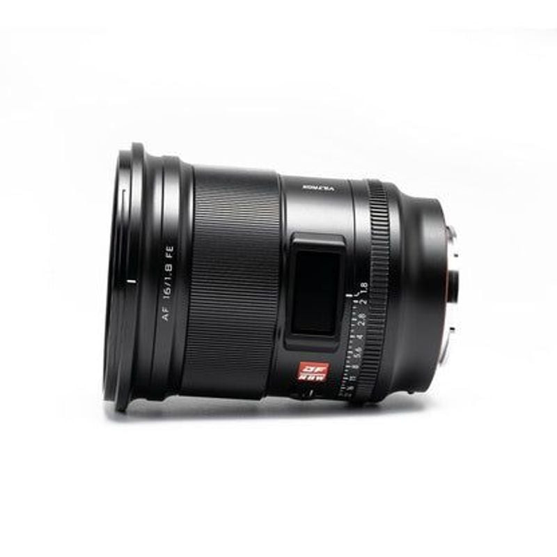 Packshot de l'objectif VILTROX AF 16mm f/1,8 Sony E Plein format Ultra grand-angle sur fond blanc.