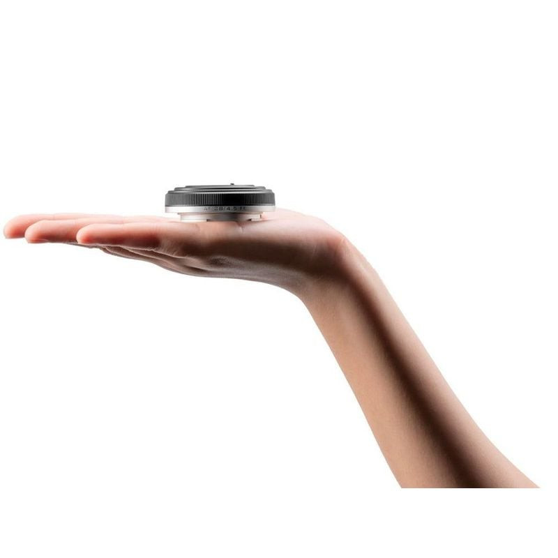 Photographe utilisant l'objectif VILTROX AF 28 mm f/4,5 Monture Sony E Plein format Pancake 60 g en 
