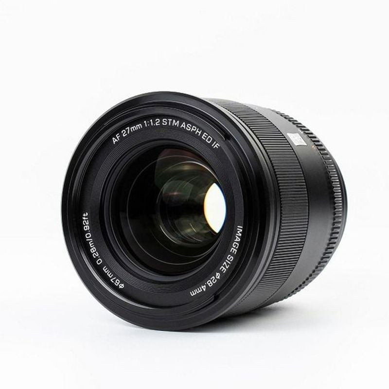 Objectif VILTROX AF 27mm f/1,2 PRO Monture Sony E APS-C dans une ambiance chaleureuse, bokeh.