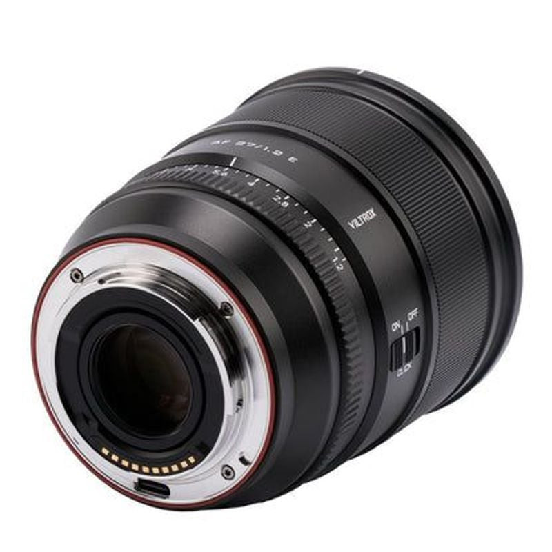 Packshot de l'objectif VILTROX AF 27mm f/1,2 PRO Monture Sony E APS-C sur fond blanc.