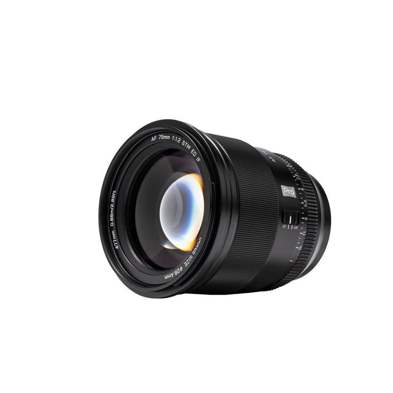 Packshot de l'objectif VILTROX XF 75/1,2 AF PRO Sony E APS-C, vue de face sur fond blanc.