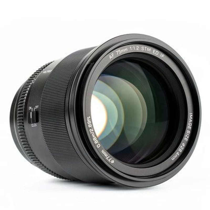 Packshot de l'objectif VILTROX XF 75/1,2 AF PRO Sony E APS-C sur fond blanc.