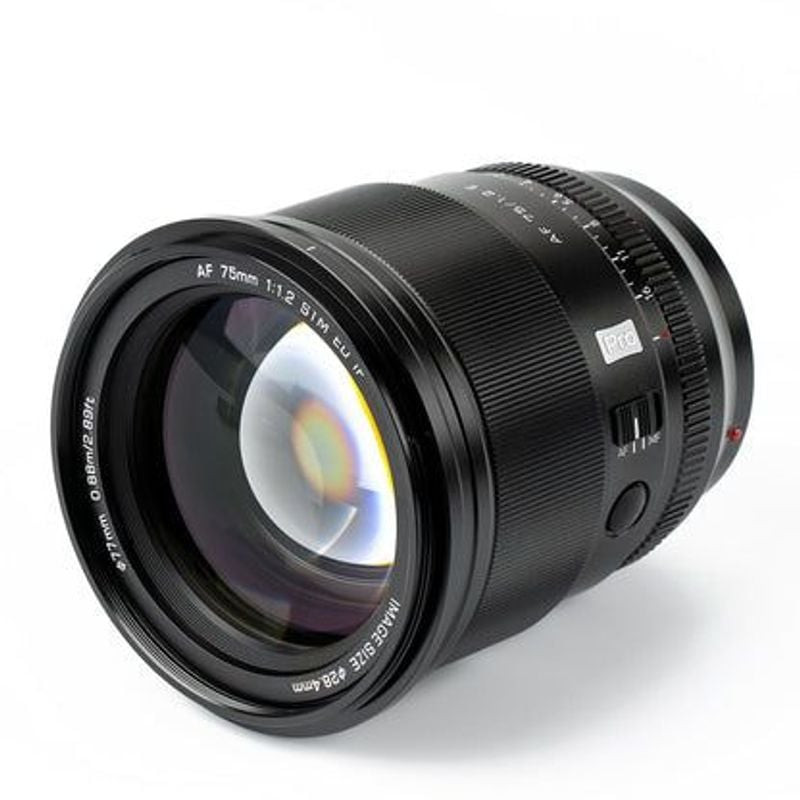 Packshot de l'objectif VILTROX XF 75/1,2 AF PRO Sony E APS-C, vue de face.