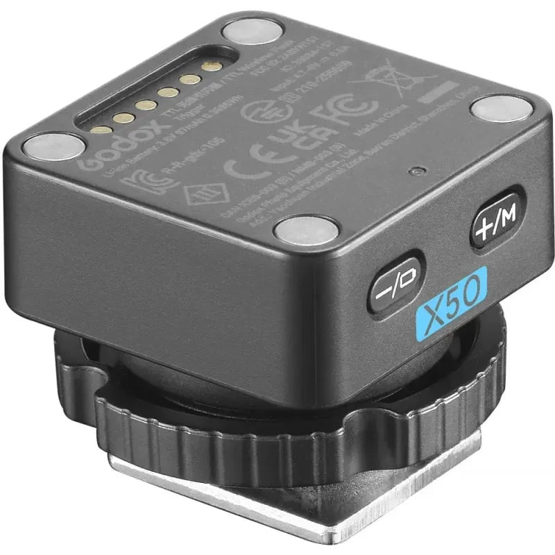 Vue inclinée du module Godox X5-O montrant les contacts magnétiques supérieurs, les boutons de comma