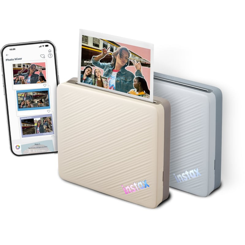 La FUJIFILM INSTAX LINK WIDE 2 BEIGE sur une table en bois avec des photos imprimées