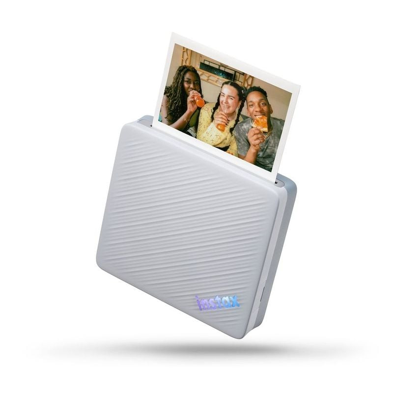 Imprimante FUJIFILM instax Link WIDE 2 Duo Blue éjectant une photo instantanée grand format de trois