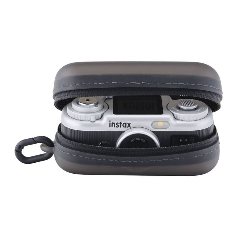 Housse noire Instax Pal 2 ouverte montrant l'appareil argenté à l'intérieur, molettes visibles