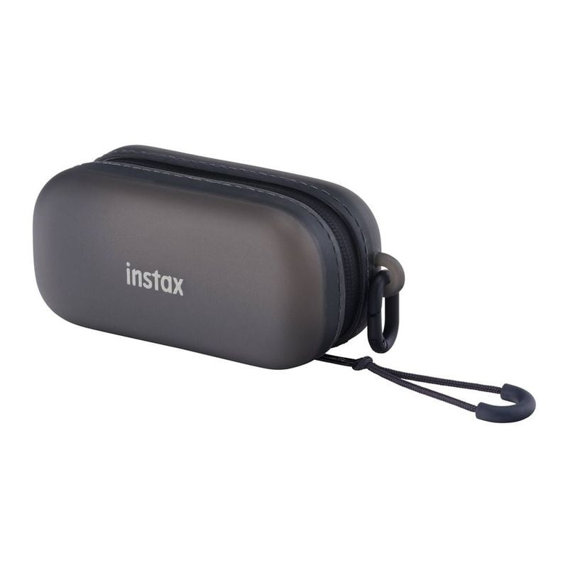 Vue inclinée de la housse Instax Pal 2 noire avec logo instax, fermeture éclair, mousqueton et drago