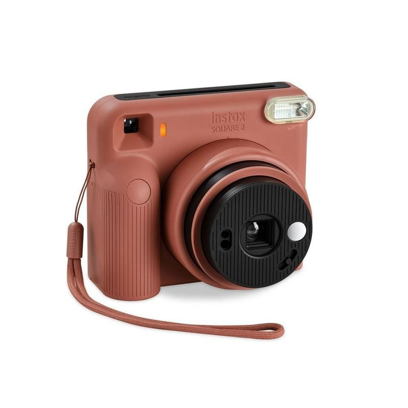 Vue de trois quarts de l'appareil photo instantané Fujifilm Instax Square 2 rouge brique avec dragon