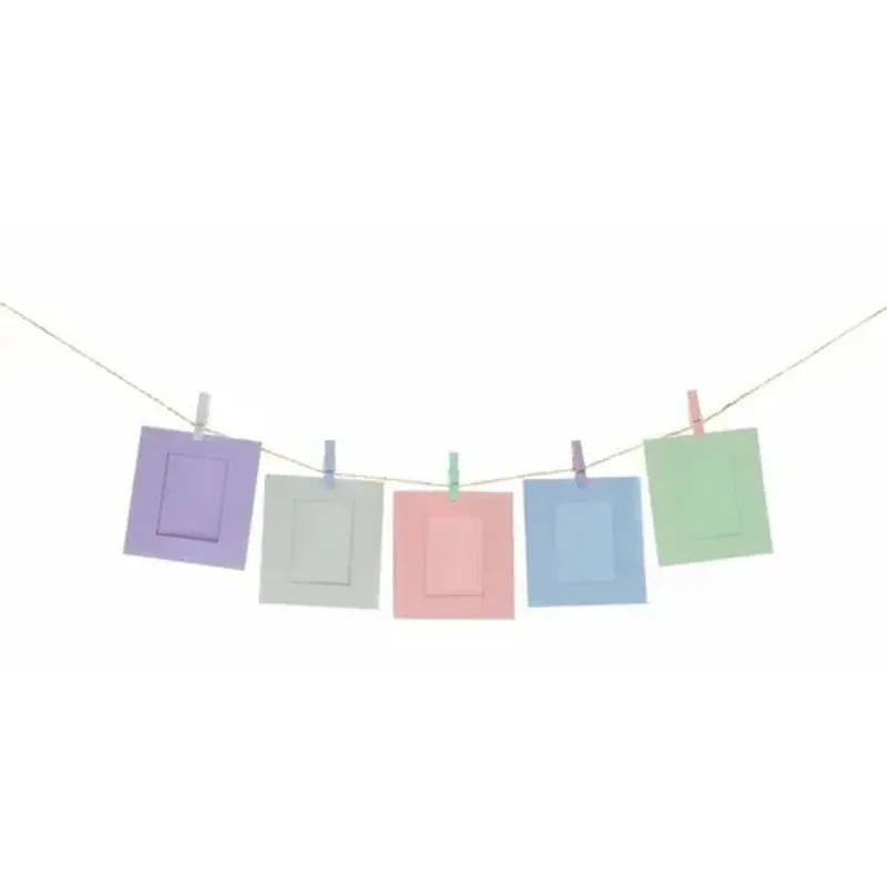Cadres de guirlande Instax Mini en carton pastel vides, violet, gris, rose, bleu et vert, sur une fi