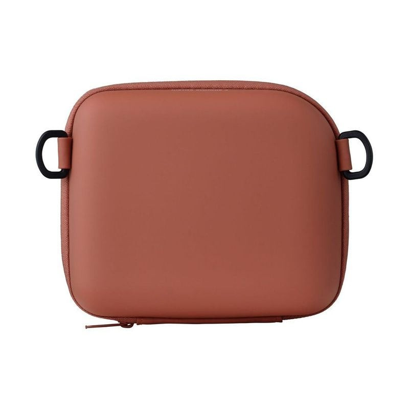 Packshot de la FUJIFILM HOUSSE INSTAX SQ2 ROUGE BRIQUE avec bandoulière