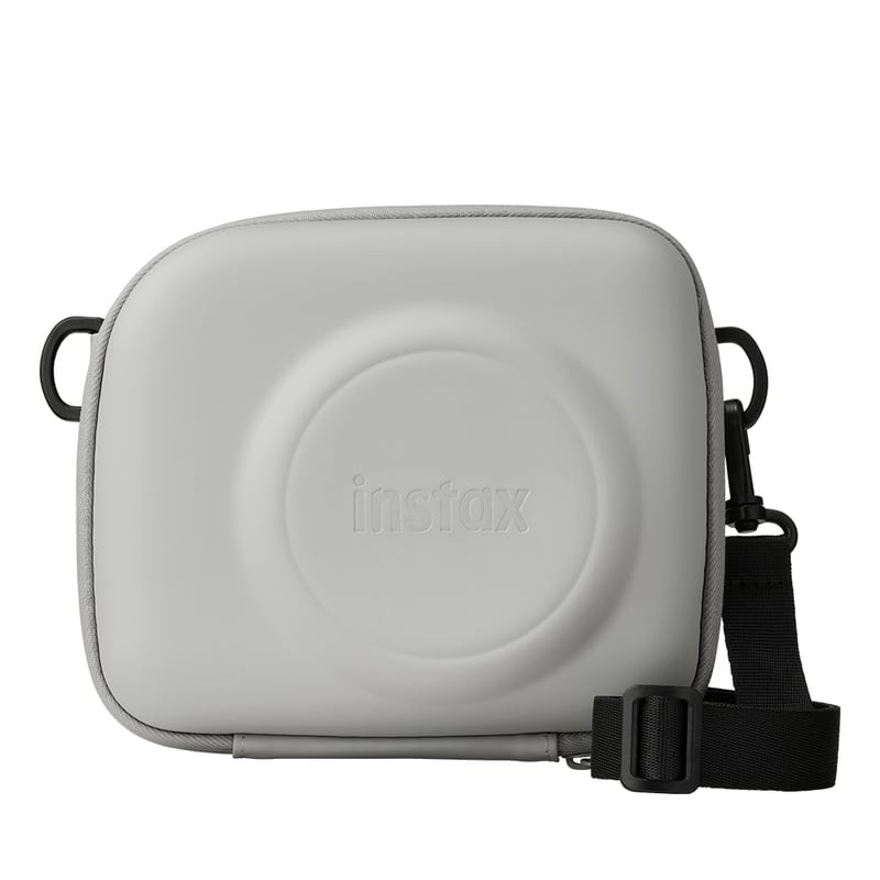 Housse blanche brumeuse Fujifilm instax SQ2 avec logo instax embossé, fermeture à glissière et bando